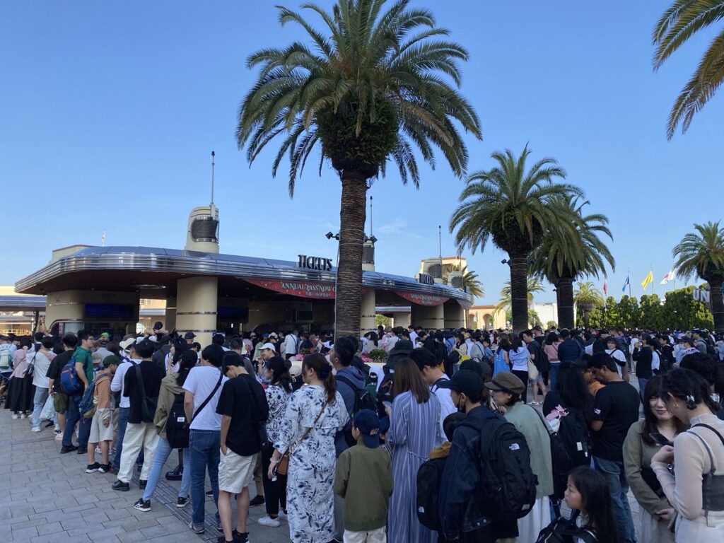 開園前のUSJエントランスに並ぶ入場待ちの列