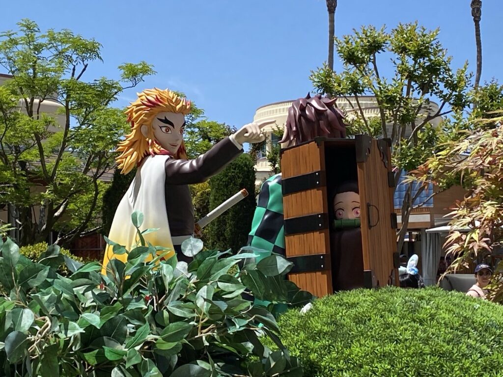 「鬼滅の刃 XRライド」入口の炭治郎・煉獄杏寿郎と禰󠄀豆子の収納箱