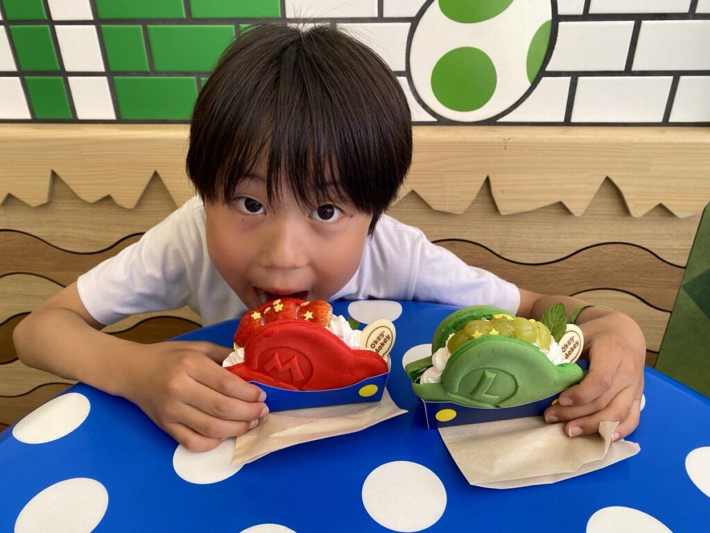 マリオ・カフェ&ストアのパンケーキ・サンド「マリオの帽子」と「ルイージの帽子」