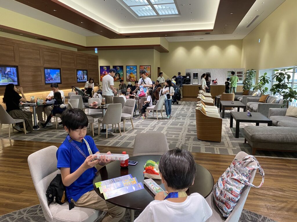 USJ VIPツアー参加者専用VIPラウンジの内部|USJ VIPラウンジのフリードリンクコーナー|USJ VIPラウンジの受付カウンター