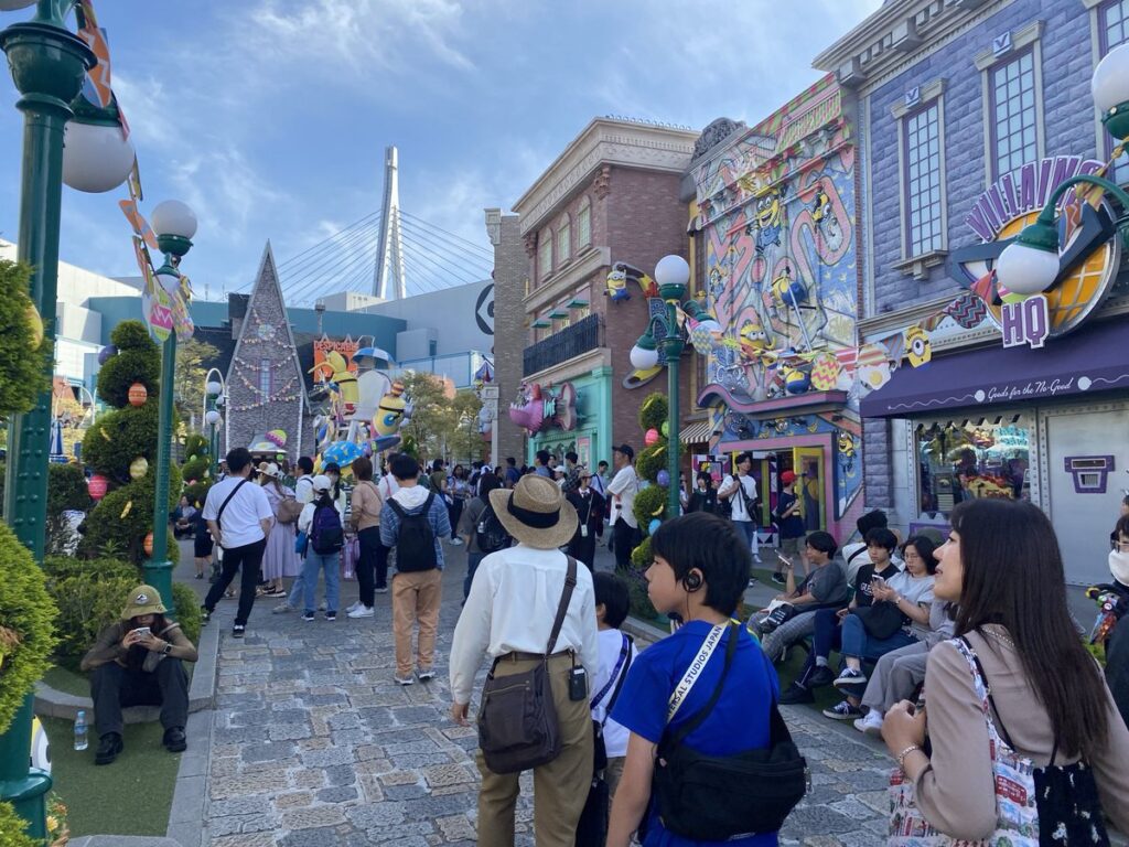 USJミニオン・パークのイースター装飾と街並み