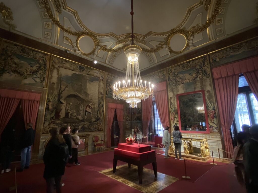 マドリード王宮：王家の宝物が展示されてる「王家の間（Crown Room）」