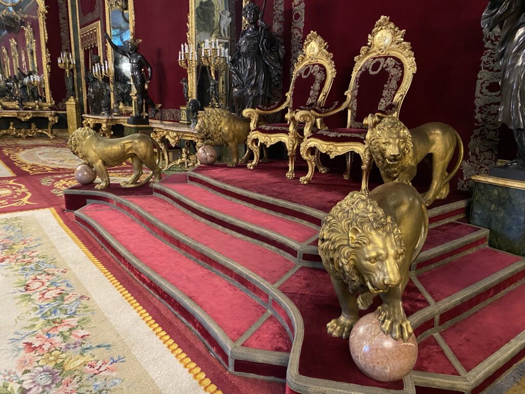 マドリード王宮：玉座を見守る黄金のライオン