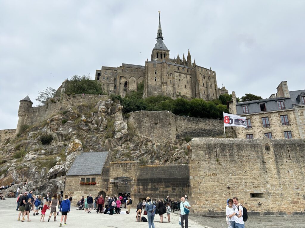 「ラ・カゼルヌ」とそこから「モン・サン=ミシェル」までのアクセス