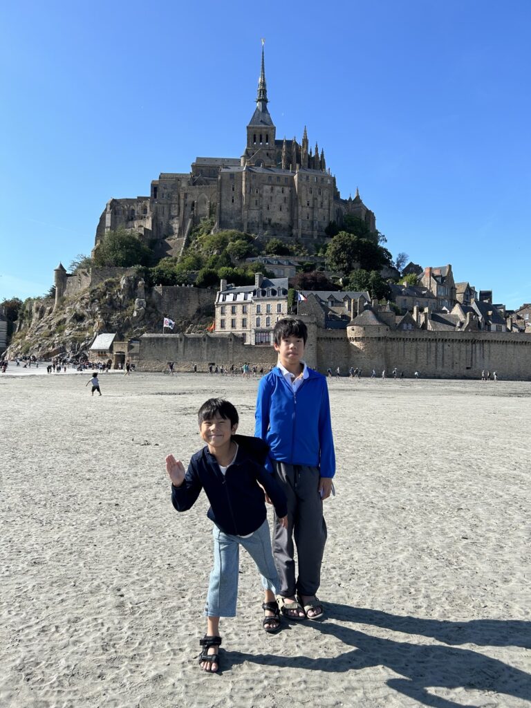 モン・サン・ミッシェル・青空と干潟が織りなす絶景と修道院の光景