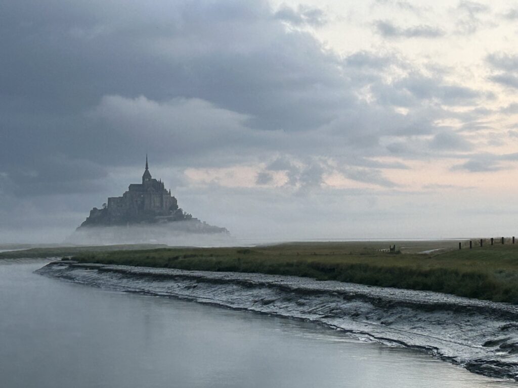 朝靄に浮かぶ幻想的なモン・サン・ミッシェル