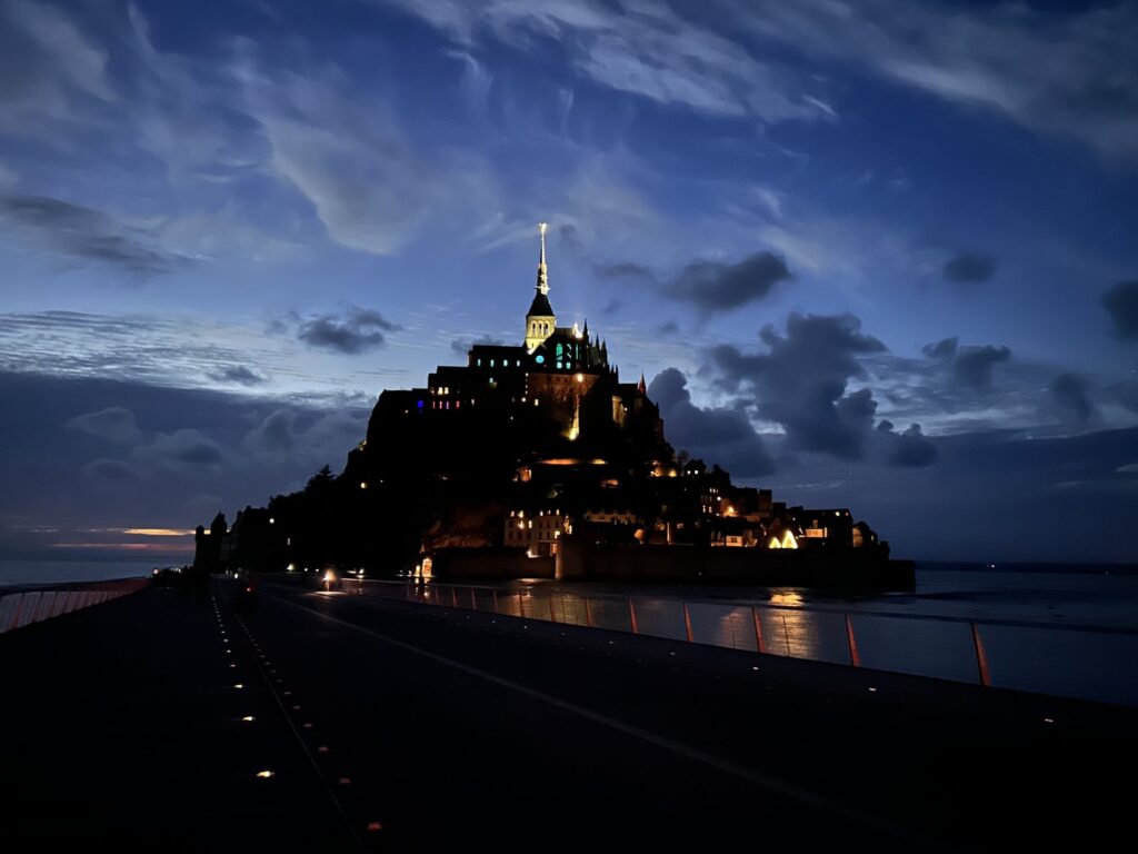 宿泊したからこその絶景｜幻想的な夜のモン・サン・ミッシェル