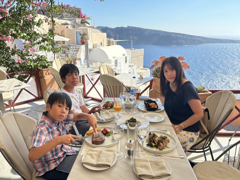 サントリーニ島・レストラン「Kastro Oia Restaurant」（座席はfirst line）