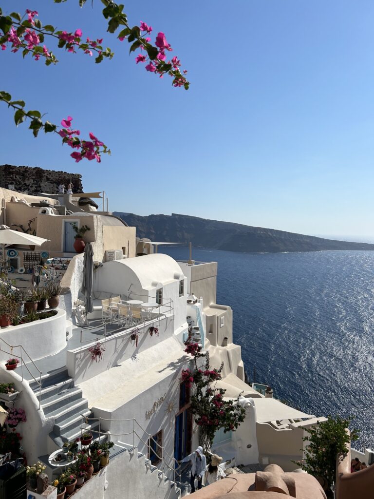 レストラン「Kastro Oia Restaurant」の眼下に広がるサントリーニ島の絶景