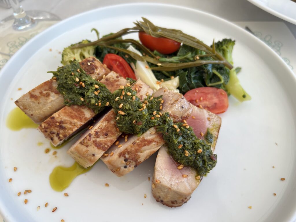 サントリーニ島・レストラン「Kastro Oia Restaurant」でいただく鮪のグリル
