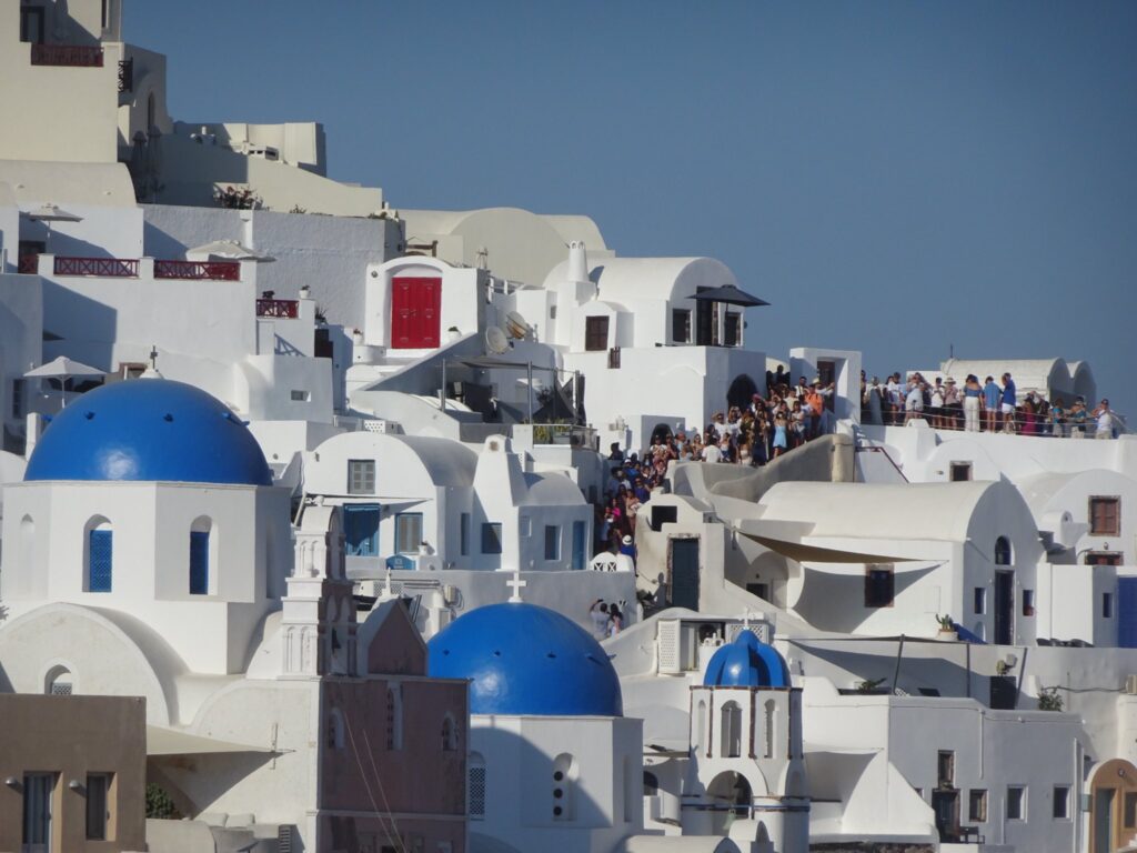 サントリーニ島・イアの古城から、「3つのドーム教会」を望む