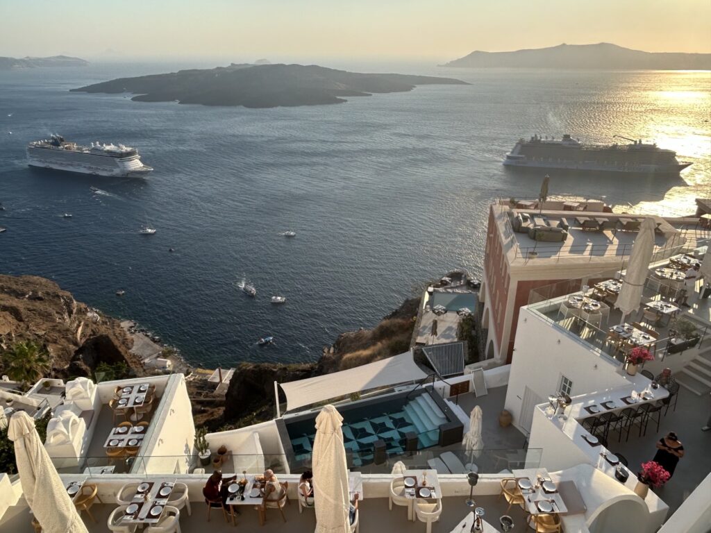 サントリーニ島の夕暮れ