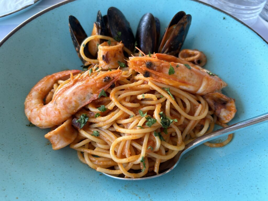 エーゲ海クルーズ（ノルウェージャン・エピック）：ミコノス島の「Rouvera Restaurant & Bar」にて朝ご飯