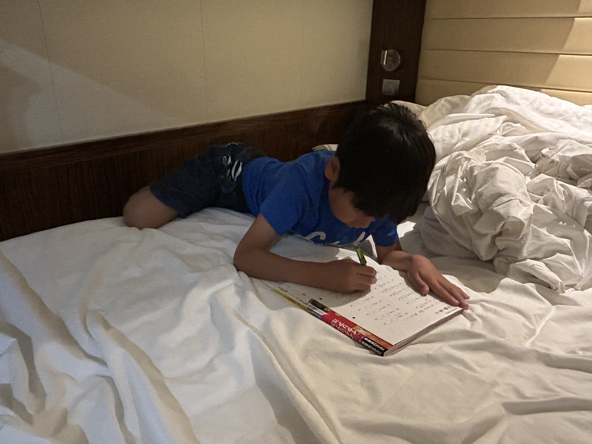クルーズ船内で勉強中の旭