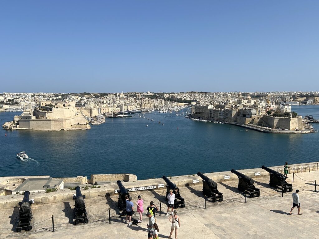 マルタ共和国の首都「バレッタ」:「アッパー・バラッカ・ガーデン」に鳴り響く祝砲