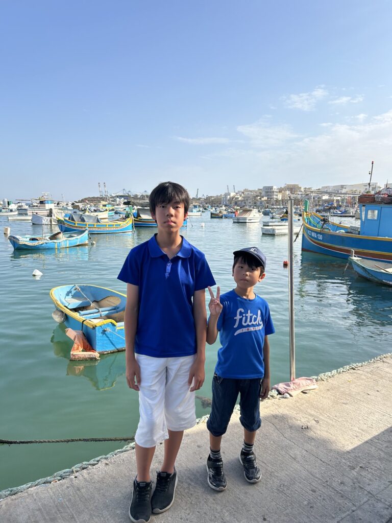 地中海の宝石「マルタ共和国」:カラフルな漁船ルッツが浮かぶ漁村「マルサシュロック」