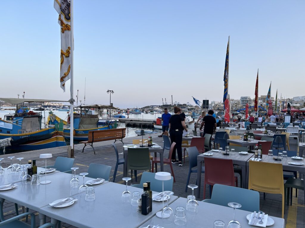 地中海の宝石「マルタ共和国」:カラフルな漁船ルッツが浮かぶ漁村「マルサシュロック」