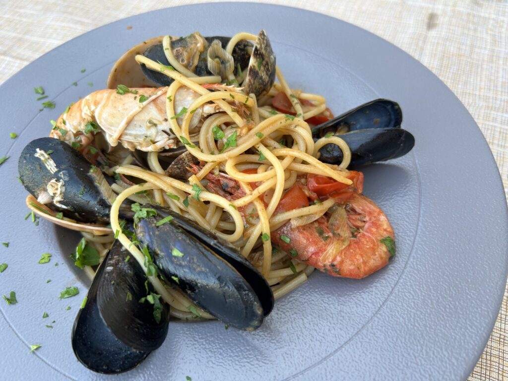 マルタ共和国・マルサシュロック:「TRELL Restaurant」のテラス席でシーフード三昧