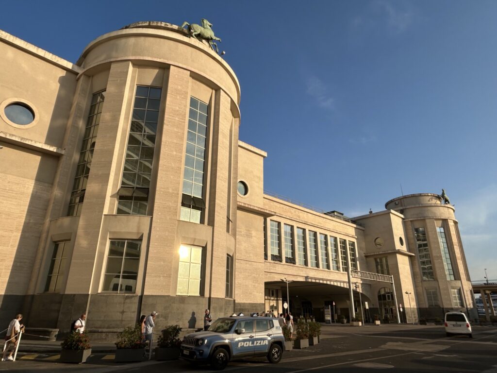 カプリ島行きのフェリーが発着する、ナポリ港「ベヴェレッロ埠頭（Molo Beverello）」