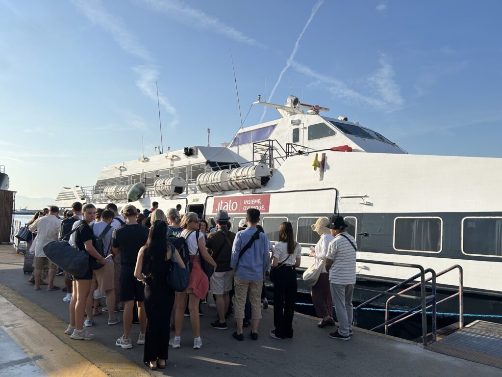 ナポリ港「ベヴェレッロ埠頭（Molo Beverello）」から出航する、カプリ島行きフェリー