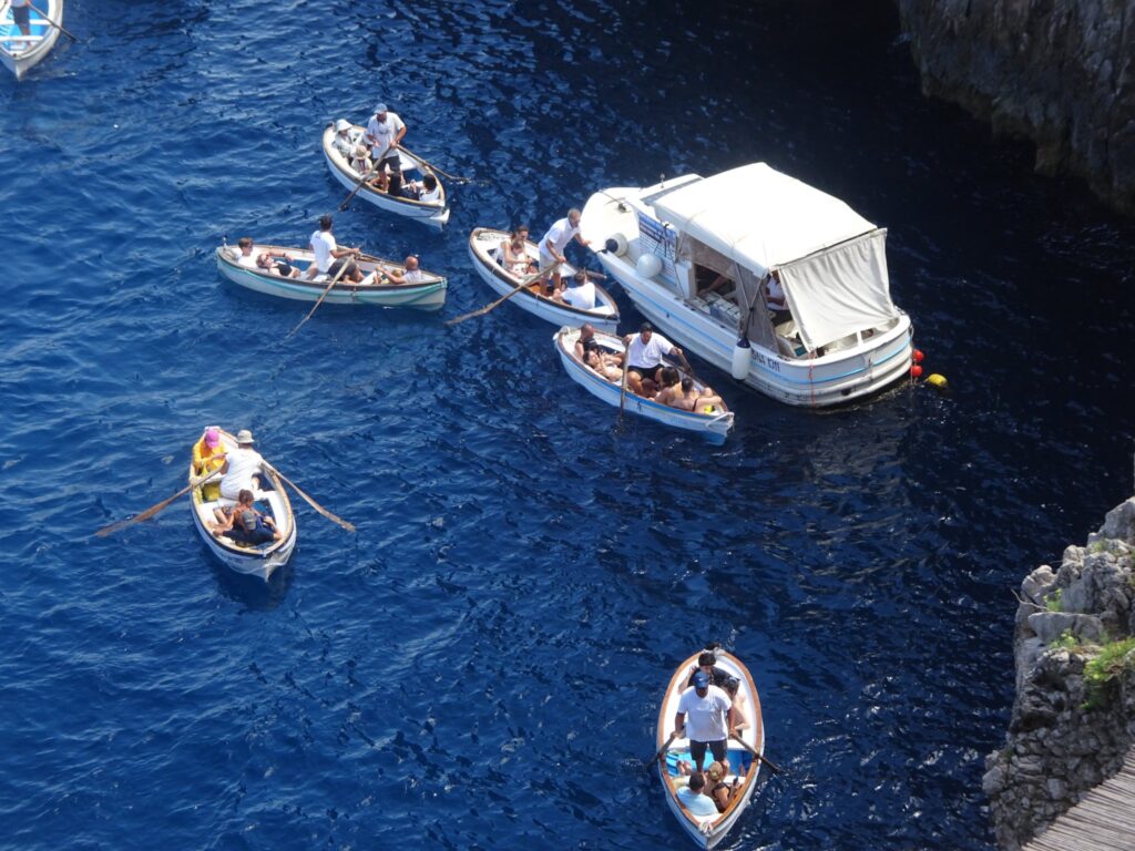カプリ島「青の洞窟」の入り口付近で待機中の小舟