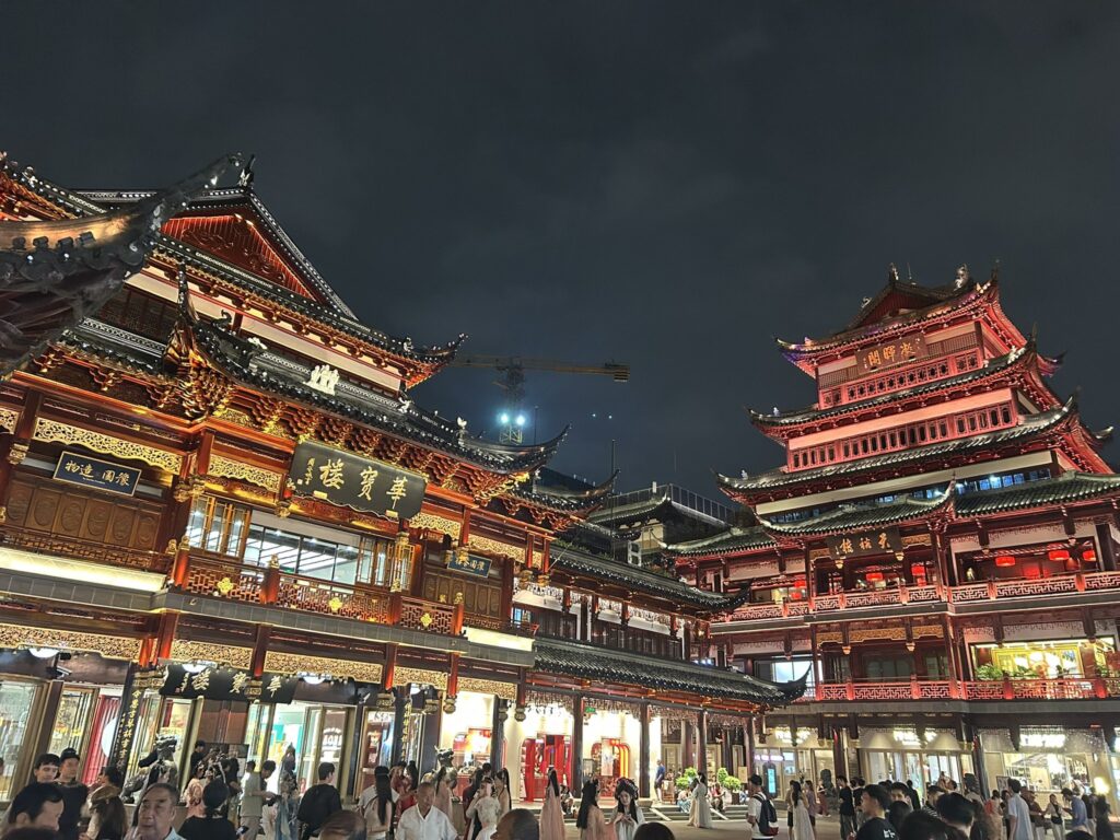 ライトアップされた夜の豫園