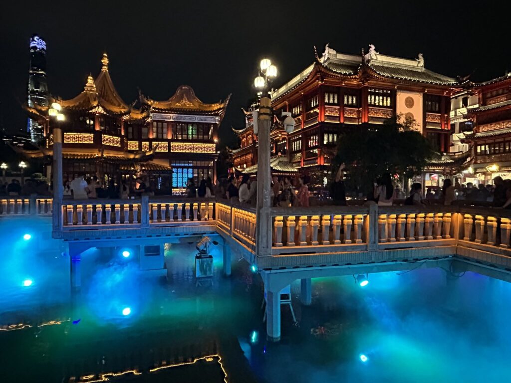 赤くライトアップされた豫園の中国建築