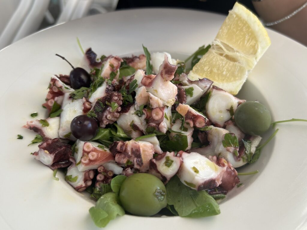 カプリ島「マリーナ・グランデ」の「Bar iolanda」でランチ