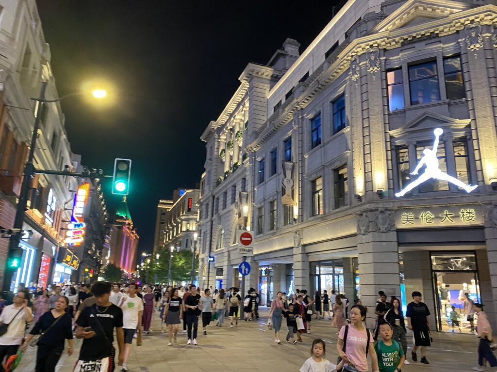 夜の上海・南京東路の繁華街