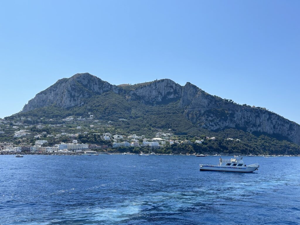 フェリーから望む「カプリ島」