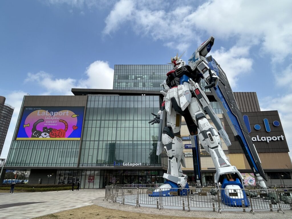 ららぽーと上海金橋の実物大フリーダムガンダム立像