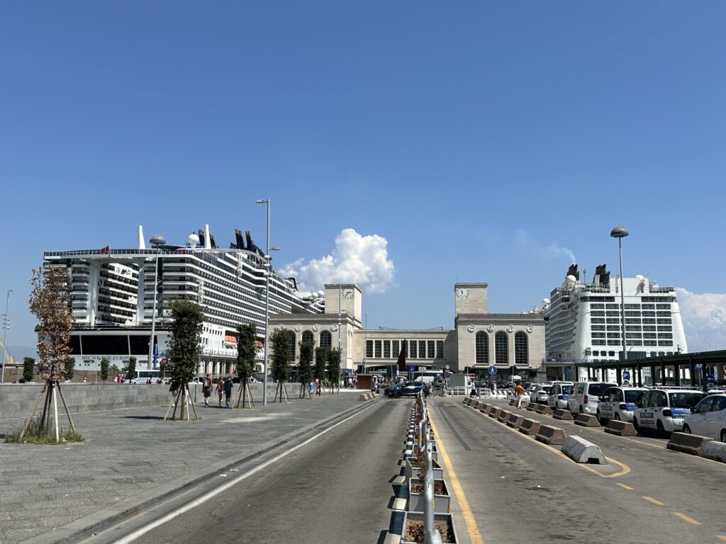 ナポリ・ベヴェレッロ埠頭に停泊中の「MSCワールドエウローパ」と「ノルウェージャン・エピック」