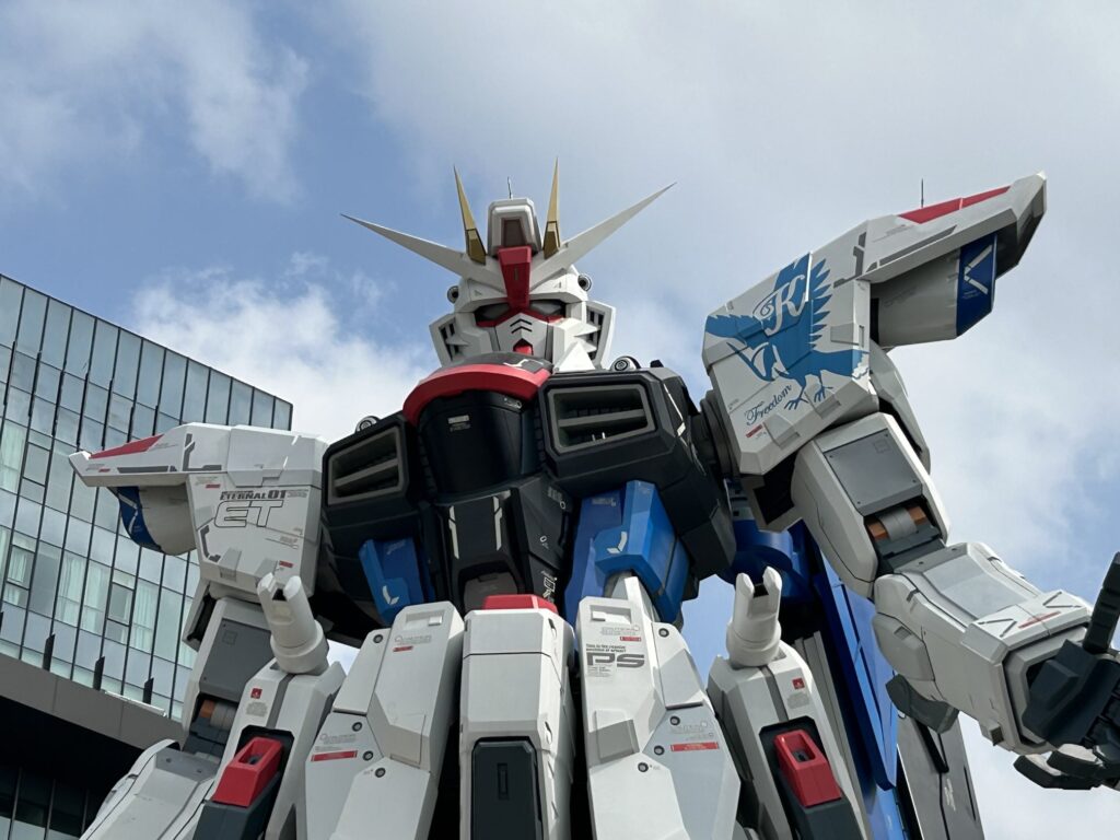 上海・ららぽーと金橋の実物大フリーダムガンダム立像