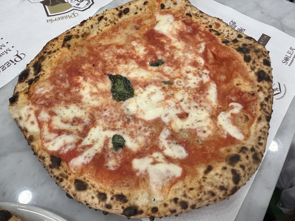 ナポリピザの有名店「L'antica Pizzeria da Michele（アンティーカピッツェリアダミケーレ）」
