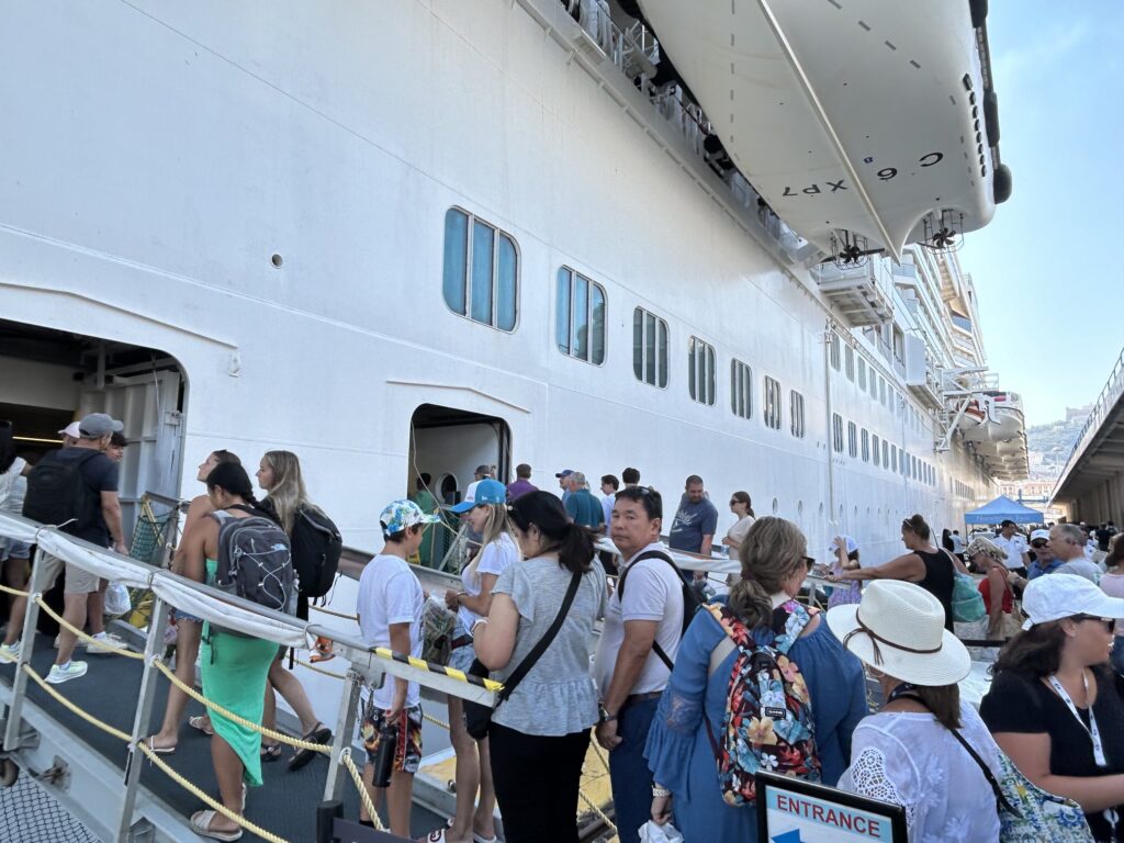 ナポリ・ベヴェレッロ埠頭に停泊中の「ノルウェージャン・エピッ」