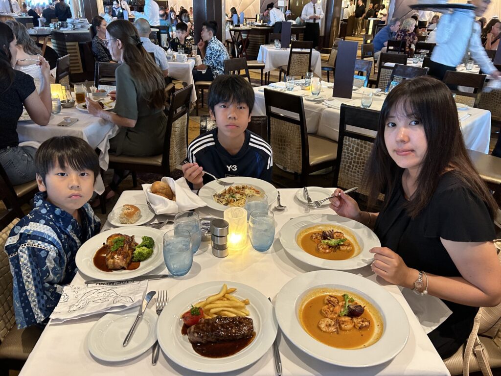 ノルウェージャン・エピックのメインダイニング「Manhattan Room」で最後の晩餐