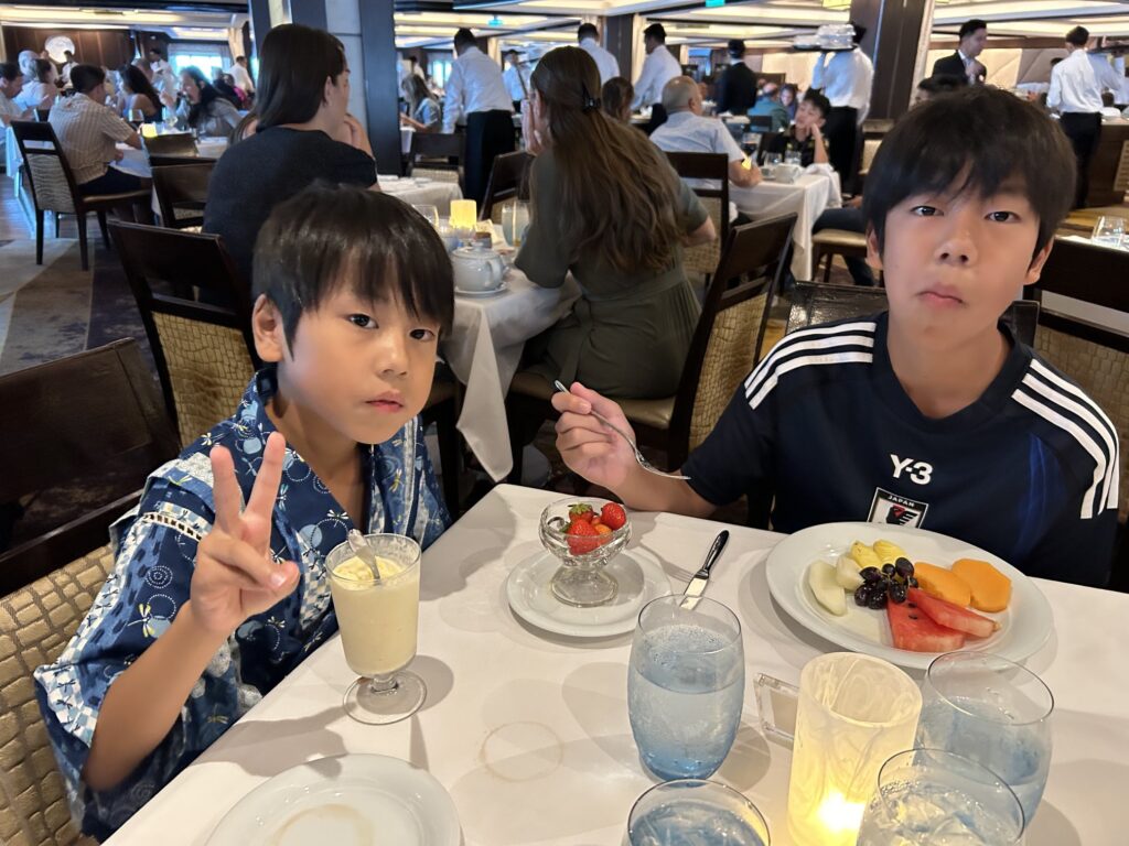 ノルウェージャン・エピックのメインダイニング「Manhattan Room」で最後の晩餐