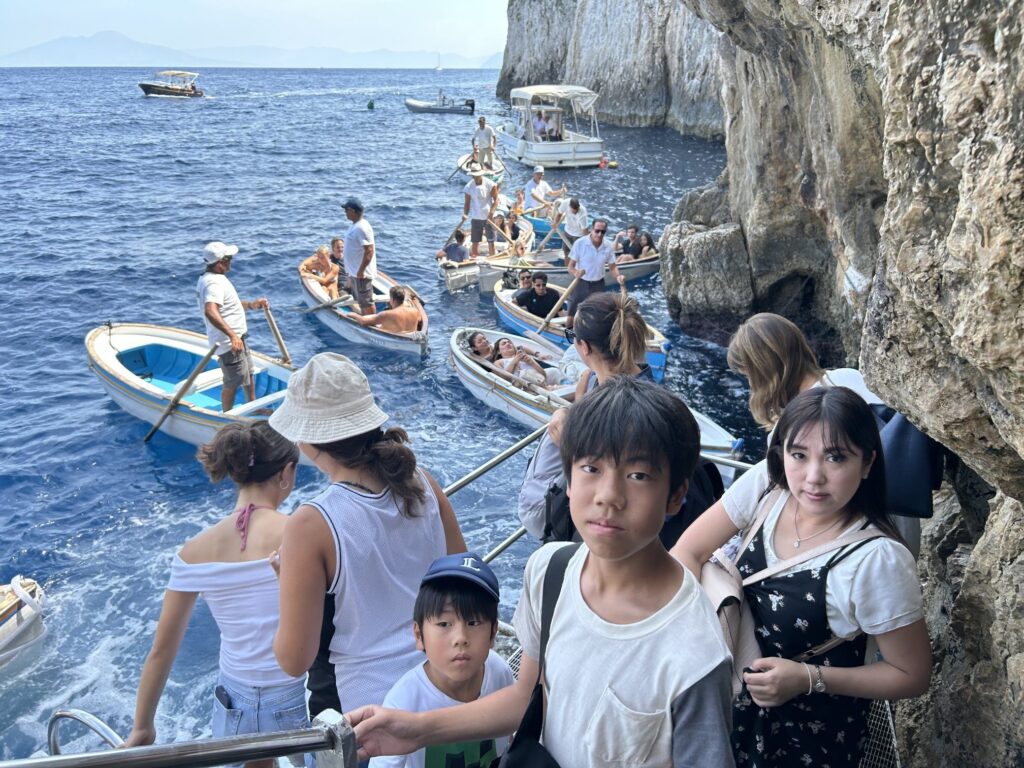 桟橋で青の洞窟がオープンするのを待ちわびる観光客の様子