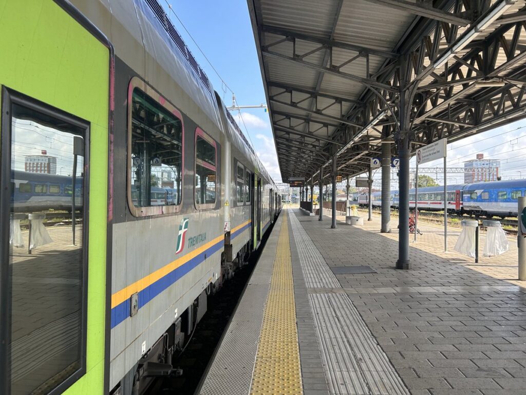 リボルノ中央駅からピサへ向かう列車