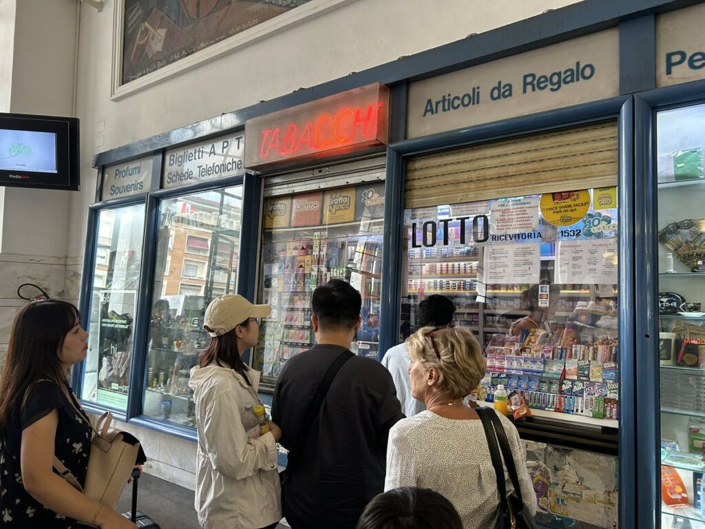 ピサ中央駅構内のタバッキ（Tabacchi）
