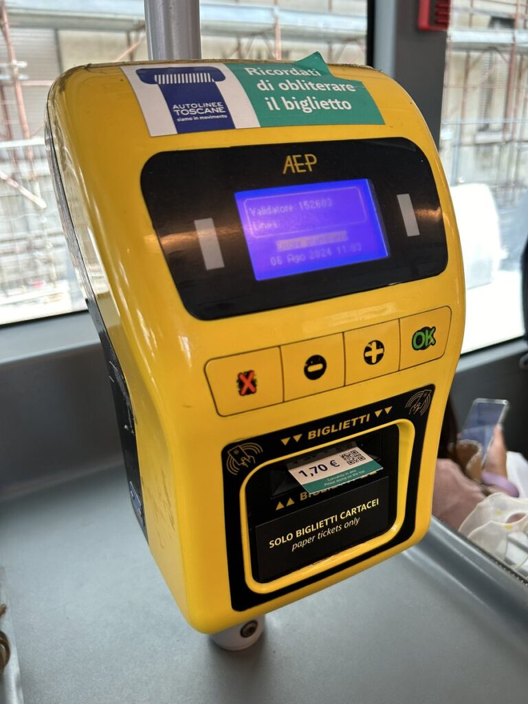 ピサのバス車内にある乗車券の打刻機