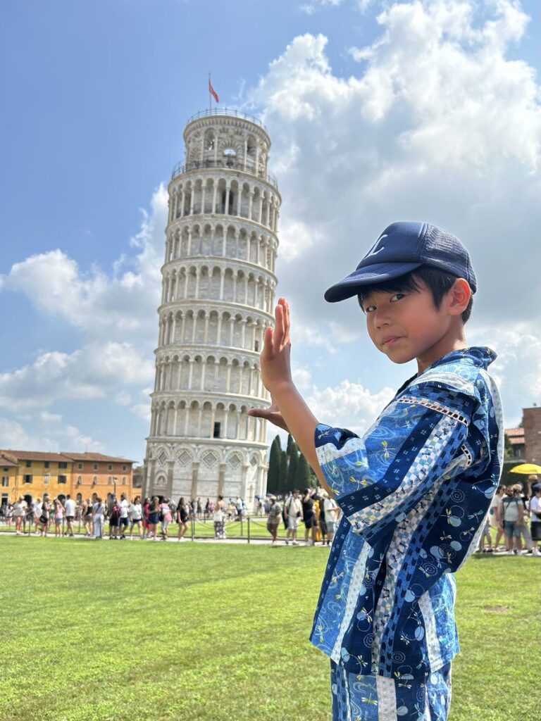 ピサの斜塔を支えるように撮影したトリック写真