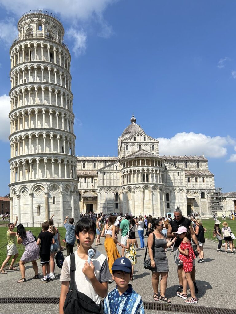 ピサの斜塔とピサ大聖堂を背景にした子どもたち