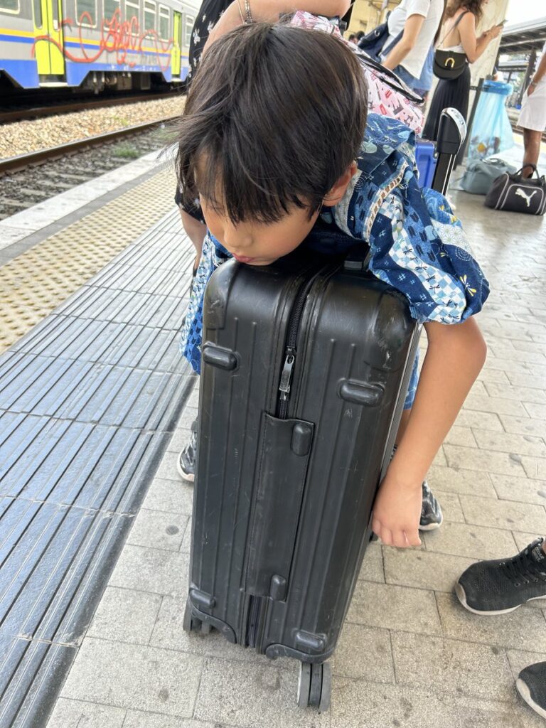 フィレンツェ行き列車を待つピサ中央駅のホーム