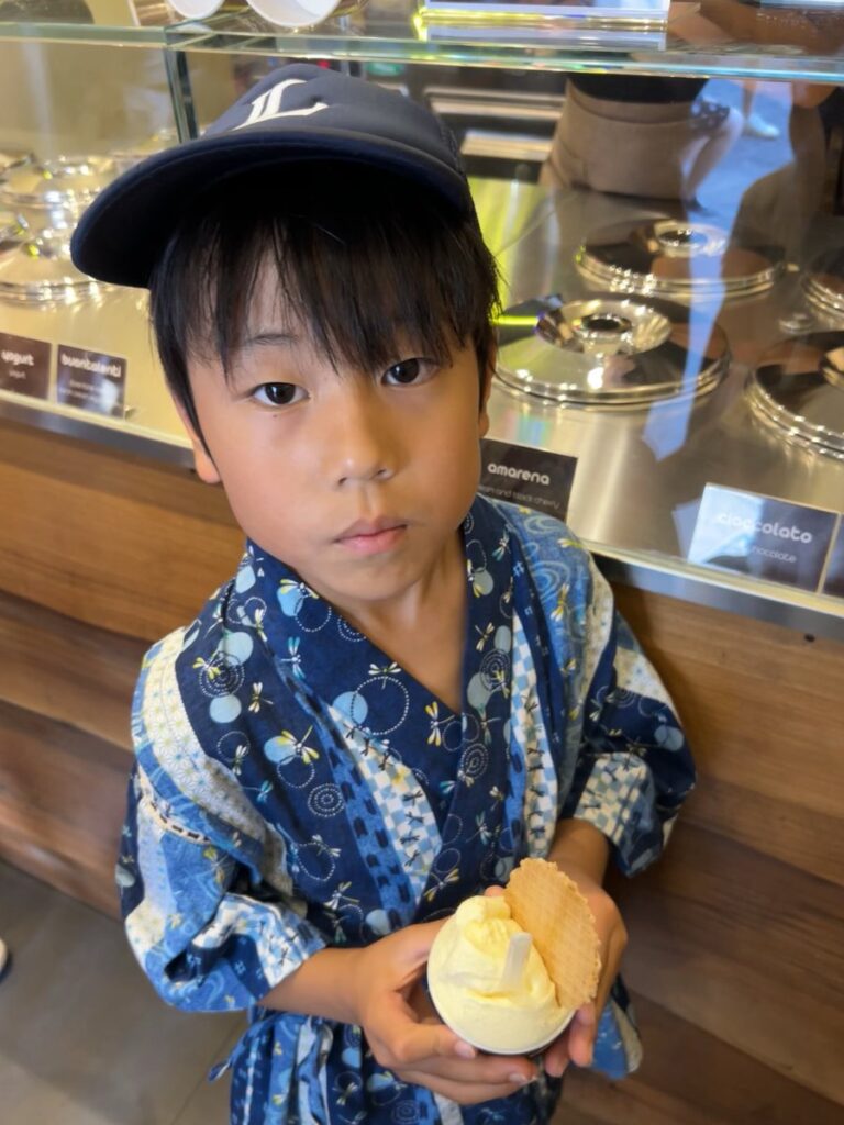 Cantina del Gelatoでジェラートを食べる子ども