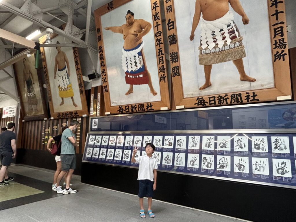 両国駅構内に並ぶ大相撲力士の大型写真