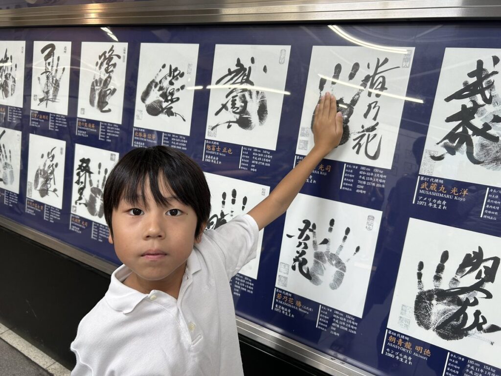 両国駅に展示された大相撲力士の手形と書