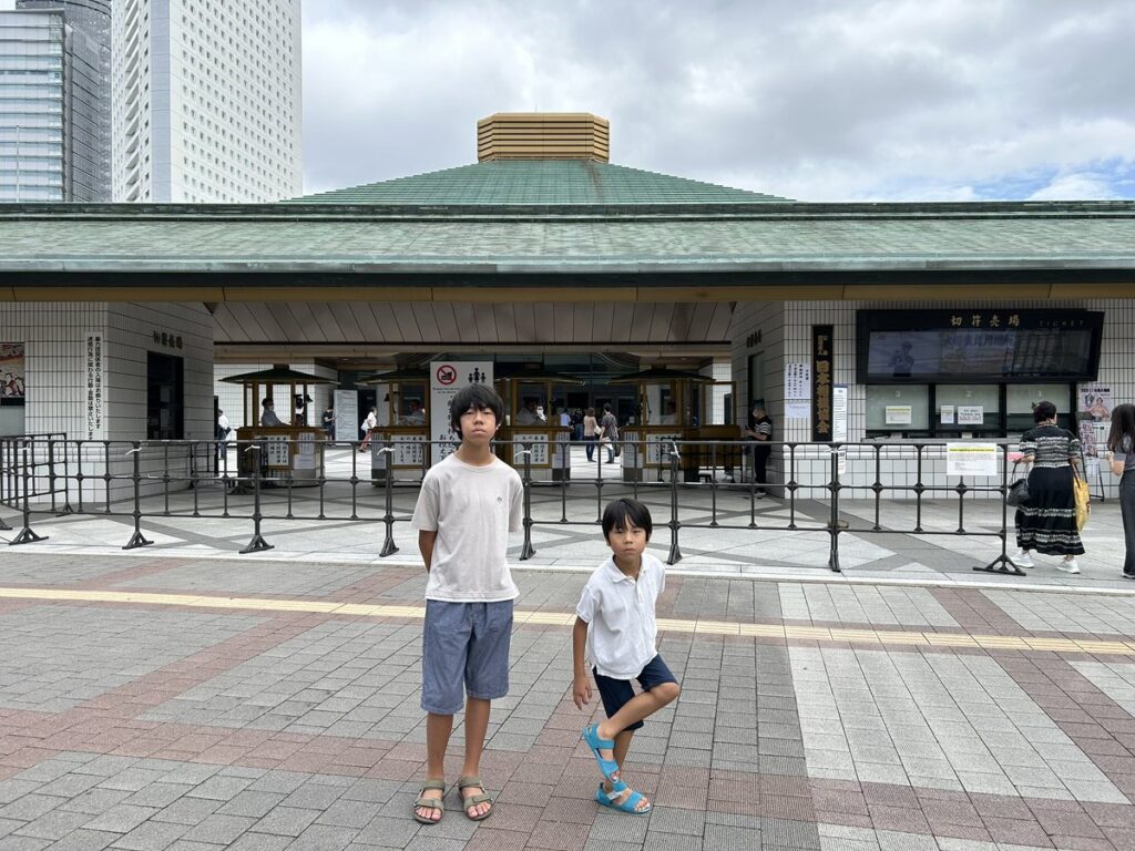 大相撲開催日の両国国技館前