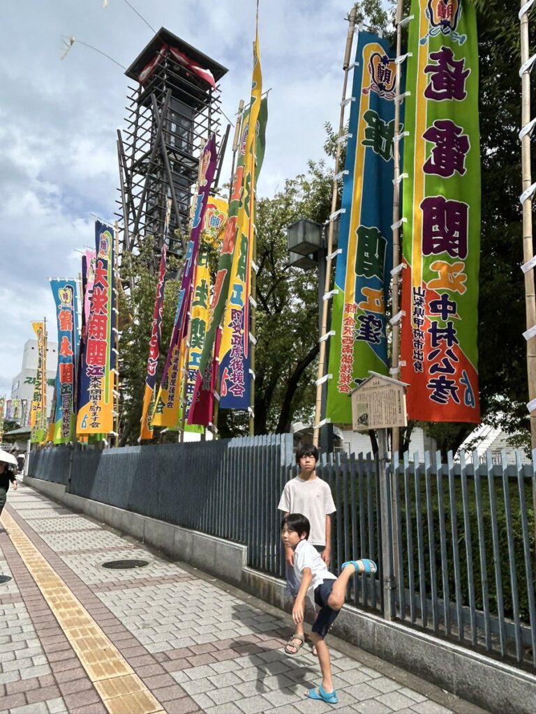 両国国技館周辺に並ぶ大相撲力士ののぼり