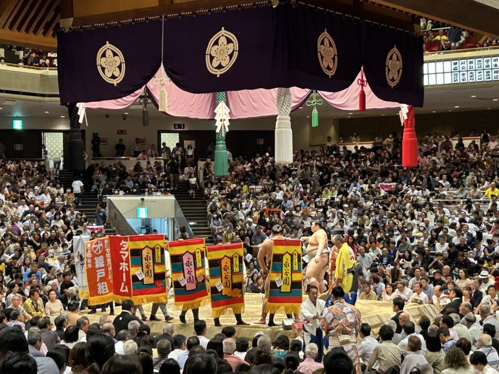 両国国技館の土俵を回る大相撲の懸賞旗